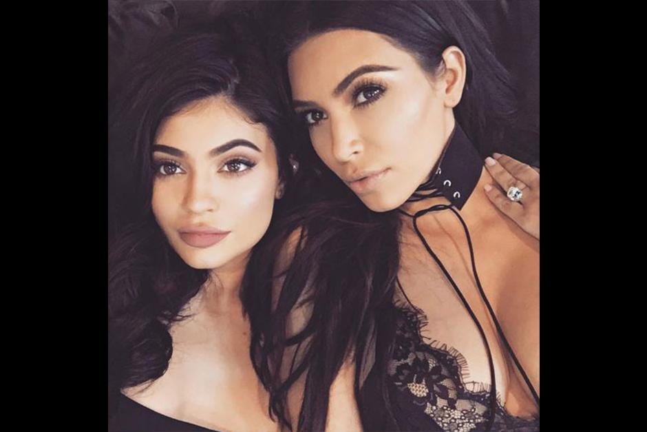 Kim y Kyliei son las que m&aacute;s se parecen del clan Kardashian-Jenner. (Foto: Instagram)