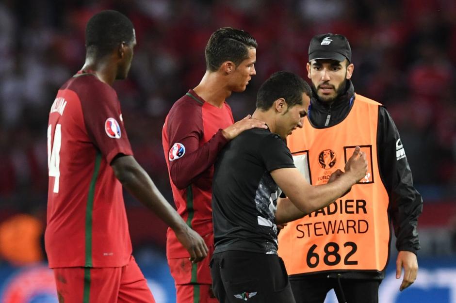 Cristiano Ronaldo no tuvo un buen partido, pero con este aficionado tuvo un buen gesto. (Foto: Captura de imagen)