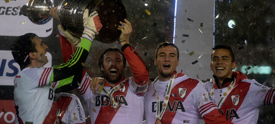 Los jugadores de River Plate levantan la Copa Libertadores 2015.