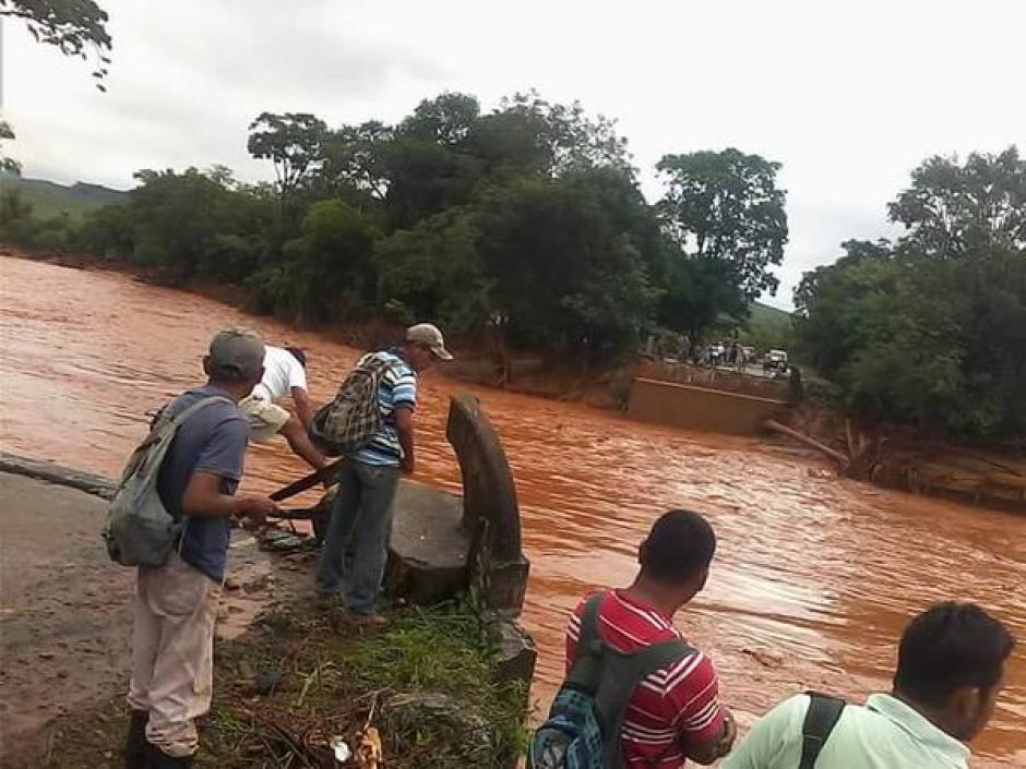 Cientos de personas afectadas por crecida del r&iacute;o Semuch. (Foto:&nbsp;@ConredGuatemala )