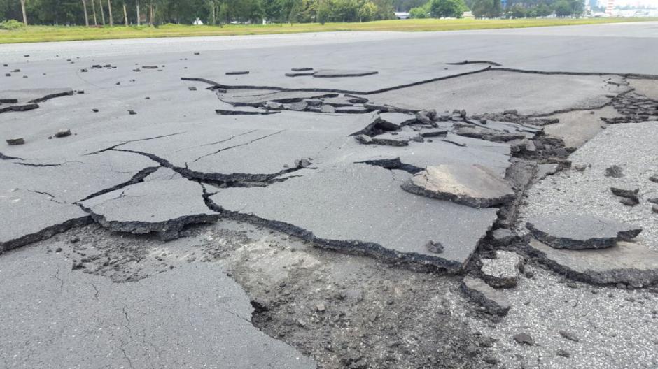 Un avi&oacute;n de carga provoc&oacute; el levantamiento de una parte del pavimento fuera de la pista del Aeropuerto Internacional La Aurora. (Foto: @guatemala_dgac)
