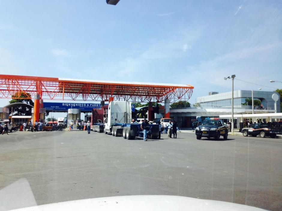 Gestores aduaneros, apoyados por la Gremial de Pilotos del Transporte Pesado, mantienen cerrado el ingreso a la Portuaria Quetzal. (Foto:&nbsp;@inmaqsa)