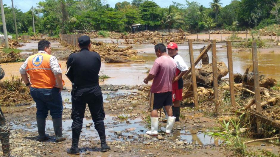 La lluvia del fin de semana dej&oacute; inundaciones en la aldea Punta de Caimanes, Livingston, Izabal. (Foto: Conred) 