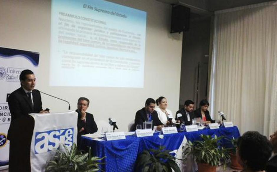 La actividad cont&oacute; con la participaci&oacute;n de abogados, estudiantes y cuatro magistrados del Tribunal Supremo Electoral. (Foto Twitter/&rlm;@ASIES_GT)
