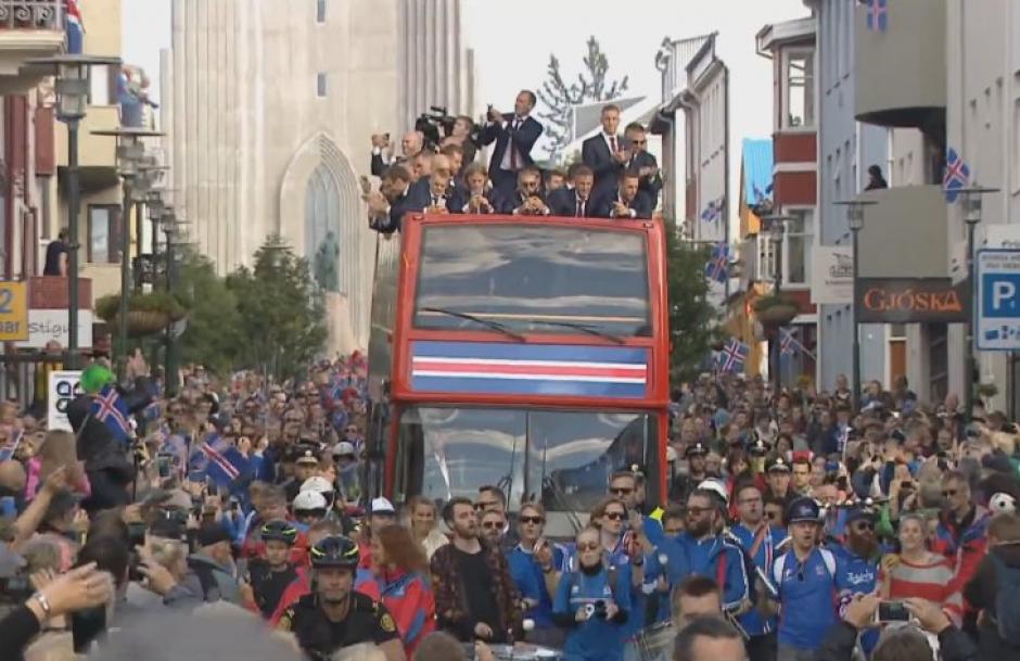 El autobus que llev&oacute; a los seleccionados de Islandia circul&oacute; por las principales calles y avenidas de la capital. (Foto: AFP)