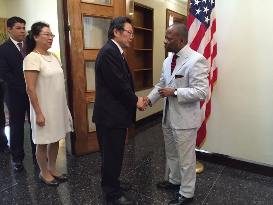 El embajador Todd Robinson recibi&oacute; a los invitados a la celebraci&oacute;n de independencia. (Foto: @usembassyguate)