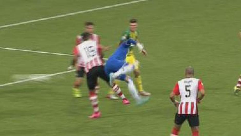 El portero del ADO Den Haag, Martin Hansen&nbsp; marc&oacute; un golazo de taquito para el empate 2-2 frente al PSV Eindhoven en el minuto 94.