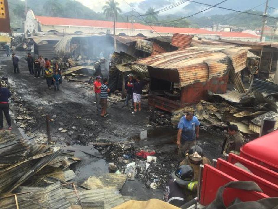 Un incendio de grandes proporciones consumi&oacute; el Mercado de Artesan&iacute;as en Esquipulas, Chiquimula. (Foto:&nbsp;@BVoluntariosGT)