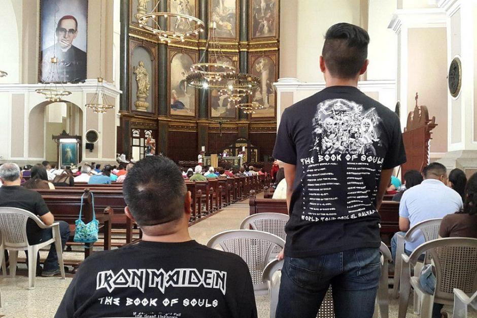 El padre hered&oacute; a su hijo el gusto por la m&uacute;sica de Iron Maiden y viajaron a El Salvador para ser parte de ese &eacute;pico concierto. (Foto: El Faro)