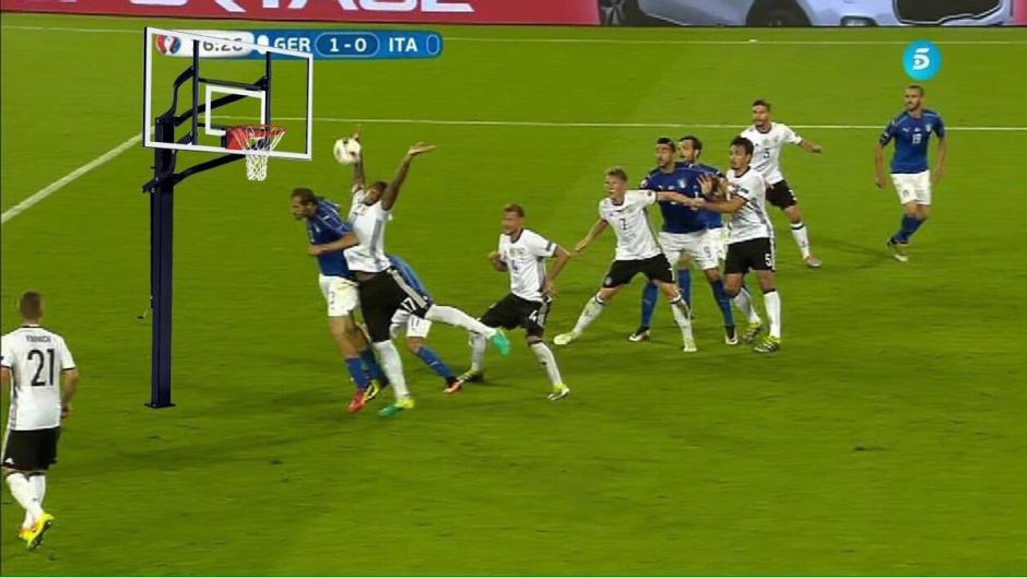 Los memes no se hicieron esperar tras la mano de Boateng. (Foto: Twitter)