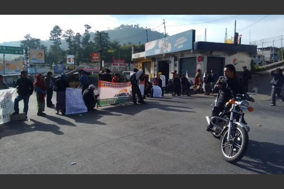 Manifestantes mantienen bloqueados varios puntos del país, para exigir la renuncia del presidente Pérez Molina. (Foto:&nbsp;@stereo100xela)