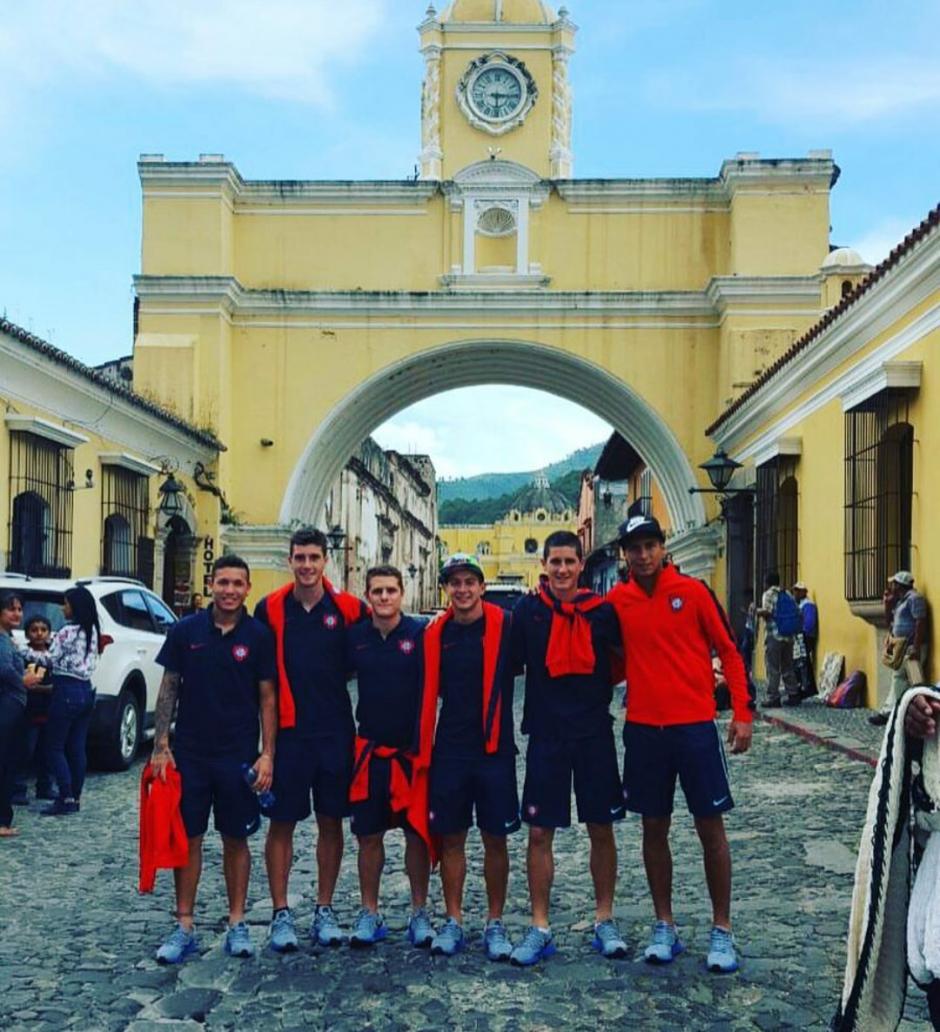 Jugadores de el Cicl&oacute;n se fotografiaron en el arco de Santa Catalina en Antigua Guatemala. (Foto: San Lorenzo)