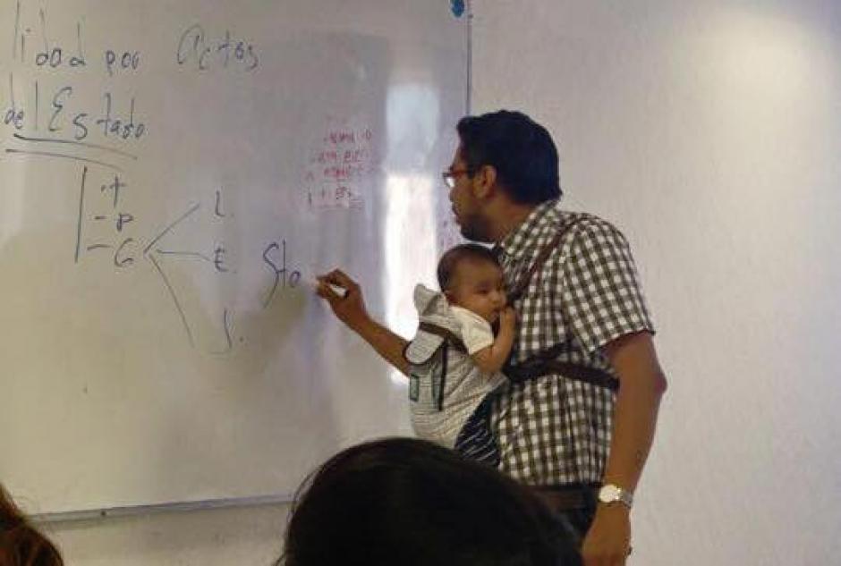 Un maestro que carga a un beb&eacute; de una alumna en clase ha causado diversas reacciones en redes sociales. (Foto: Mois&eacute;s Reyes Sandoval)