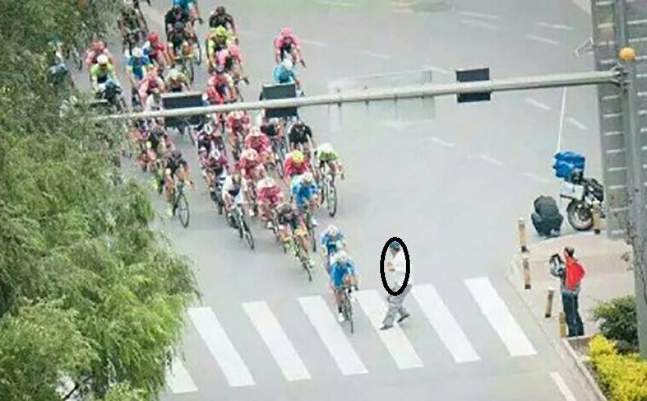 En esta im&aacute;gen se ve como el peat&oacute;n no ve hacia los lados y solo cruza la avenida. (Foto: Captura de YouTube)