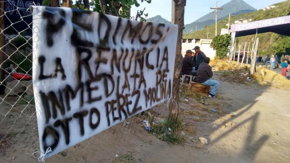 Varios grupos de manifestantes en distintas partes del país protestan contra la corrupción y exigen la renuncia de Otto Pérez Molina. (Foto:&nbsp;@stereo100xela)