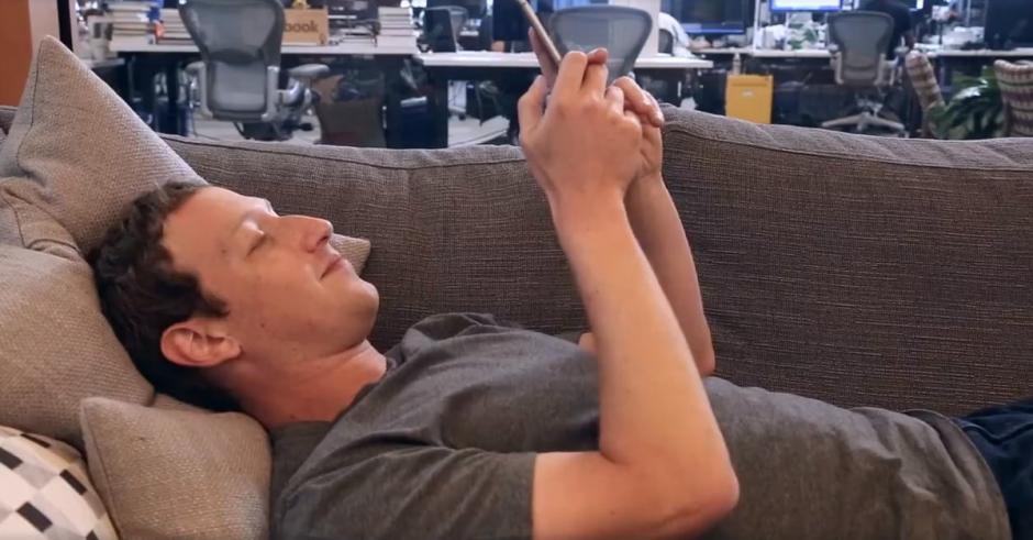 El fundador de Facebook super&oacute; al brasile&ntilde;o a un juego de f&uacute;tbol en el m&oacute;vil. (Foto: Instagram)