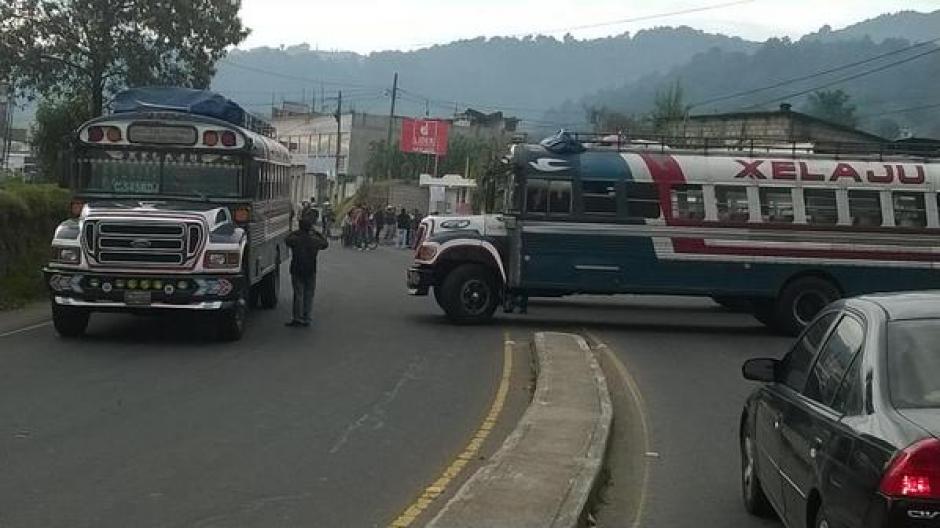 El ingreso a Concepción Chiquirichapa en Quetzaltenango se encuentra bloqueado en el segundo día de Paro Nacional. (Foto:&nbsp;@stereo100xela)