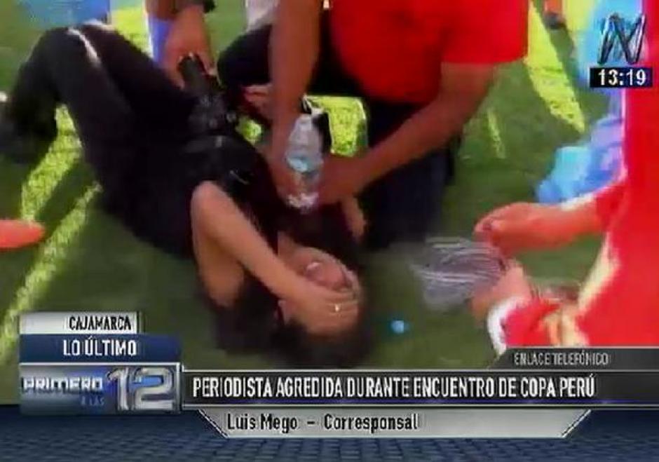 Brutal golpiza a una periodista al final de un partido en la Copa Perú