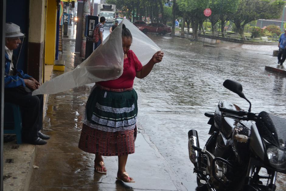 En Coatepeque, Quetzaltenango, las lluvias han provocado la acumulaci&oacute;n de agua en las principales calles de la localidad. (Foto: Nuestro Diario)