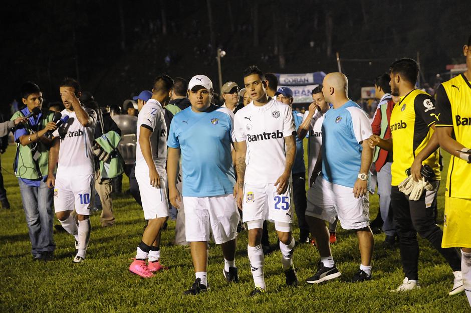 El argentino Andr&eacute;s L&aacute;zaro (de reloj blanco) podr&iacute;a estar fuera de las canchas por seis meses. El &aacute;rbitro Oscar Reyna report&oacute; insultos y un empuj&oacute;n de parte del preparador f&iacute;sico crema. (Foto: Archivo)