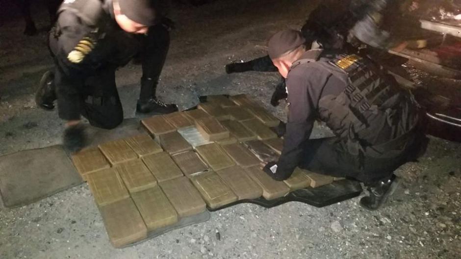 En un doble fondo del veh&iacute;culo fueron localizados los 48 paquetes con caca&iacute;na en la ruta al Atl&aacute;ntico. (Foto: PNC)&nbsp;