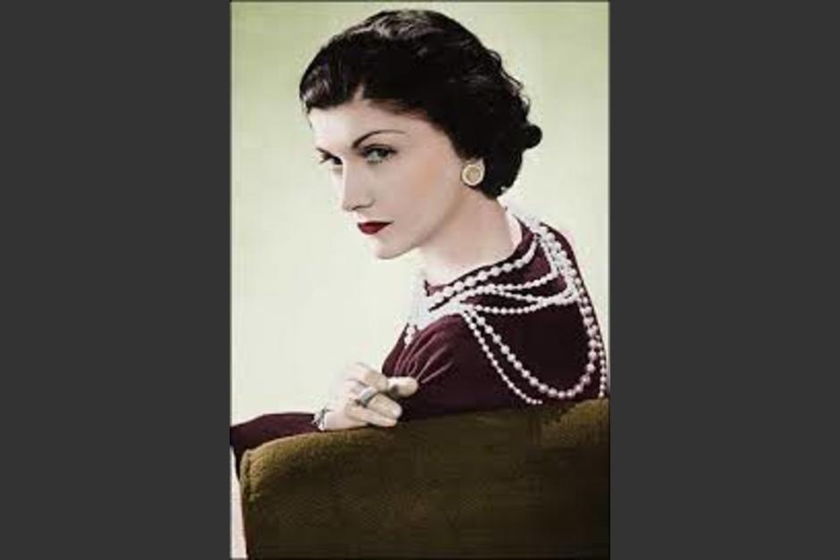 Coco Chanel: Eliminó el uso del corsé, introdujo el uso del pantalón en las mujeres. Comenzó diseñando sombreros para mujeres de la alta sociedad, el uso de collares de perlas marcó tendencia.&nbsp;