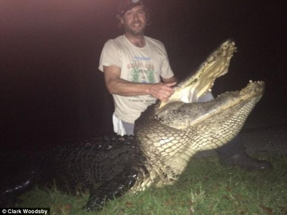 Clark Woodsby posa con r&eacute;ptil hallado en Florida, EE.UU. (Foto: DailyMail)