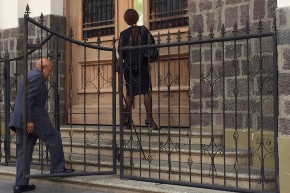 Un d&iacute;a despu&eacute;s de la publicaci&oacute;n del memo que obliga a los empleados de la Vicepresidencia a seguir un estricto c&oacute;digo de vestimenta, estos quedar&aacute;n sin efecto. (Foto: Roberto Caubilla/Soy502)