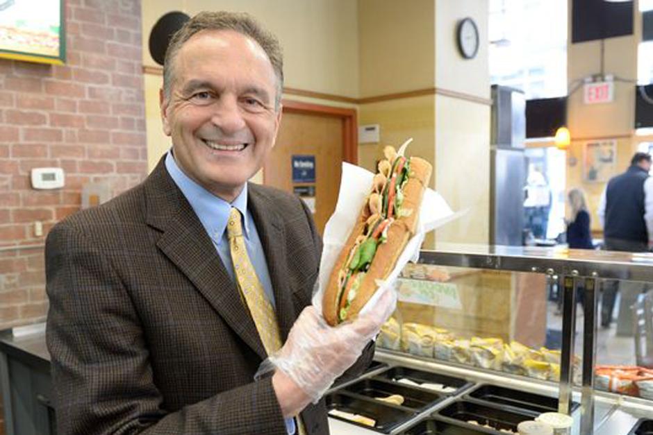 Fred DeLuca cre&oacute; la mayor compa&ntilde;&iacute;a del mundo por locales cuando ten&iacute;a 17 a&ntilde;os para costearse los estudios universitarios.