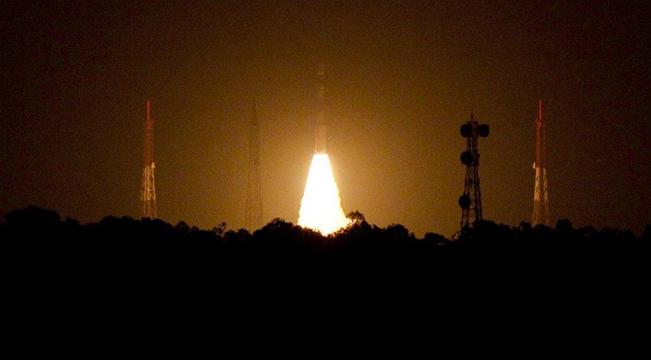La India lanz&oacute; un cohete que pondr&aacute; en &oacute;rbita cinco sat&eacute;lites brit&aacute;nicos. (Imagen: Twitter)