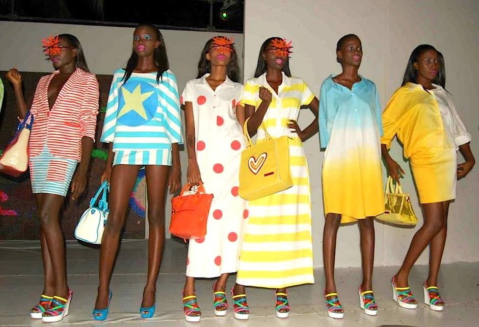 La d&eacute;cada de los ochenta es recreada en la colecci&oacute;n primavera-verano 2014, de &Aacute;gatha Ruiz de la Prada, presentada en la Rep&uacute;blica de Gambia. (Foto: Facebook/Gambia Fashion Night)&nbsp;