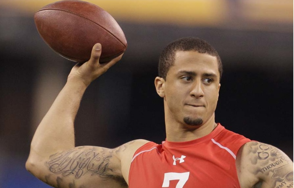 El quarterback de San Francisco, Colin Kaepernick, busca un jugoso contrato con su equipo. (Foto: AFP)