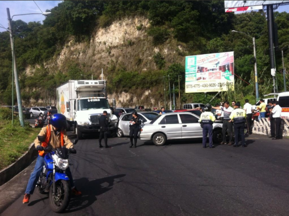 Ocho veh&iacute;culos colisionaron en la bajada de San Crist&oacute;bal hacia Las Charcas. (Foto: Twitter)