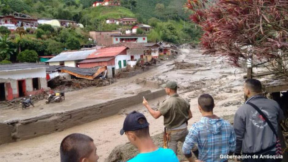 Polic&iacute;a, bomberos, Cruz Roja, Defensa Civil y ej&eacute;rcito trabajan en tareas de rescate en Colombia. &nbsp;(Foto: BBC/Gobernaci&oacute;n Antioquia)&nbsp;