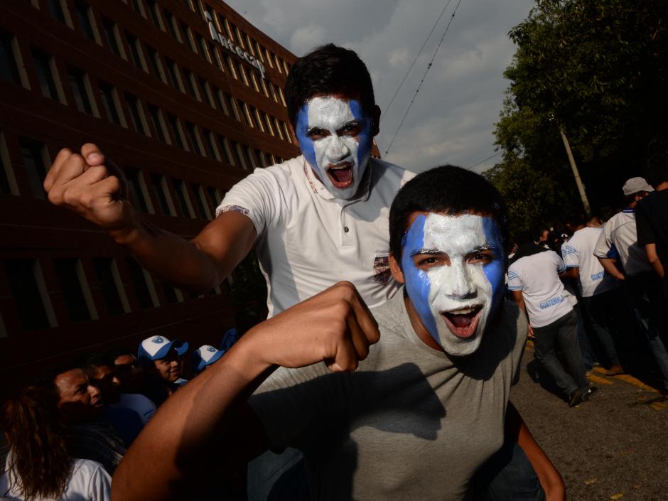 Los aficionados guatemaltecos ya se encuentran en los alrededores del estadio nacional Mateo Flores para apoyar a la Selecci&oacute;n. (Foto: Diego Galiano/Nuestro Diario)