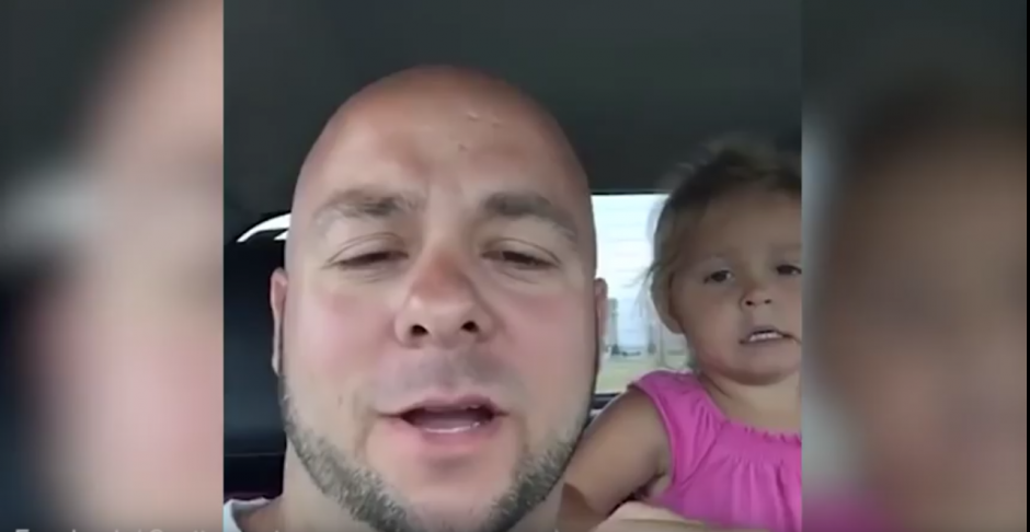 Un padre de familia capt&oacute; un fantasma en un parque. (Captura de pantalla: Scotty RI/Facebook)