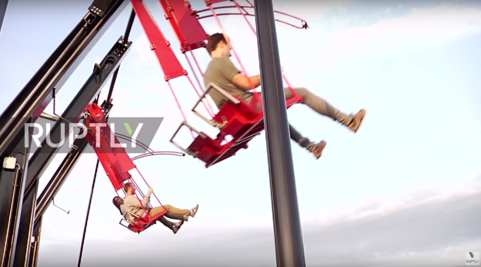 El columpio se encuentra instalado a 100 metros de altura. (Imagen: captura de YouTube)