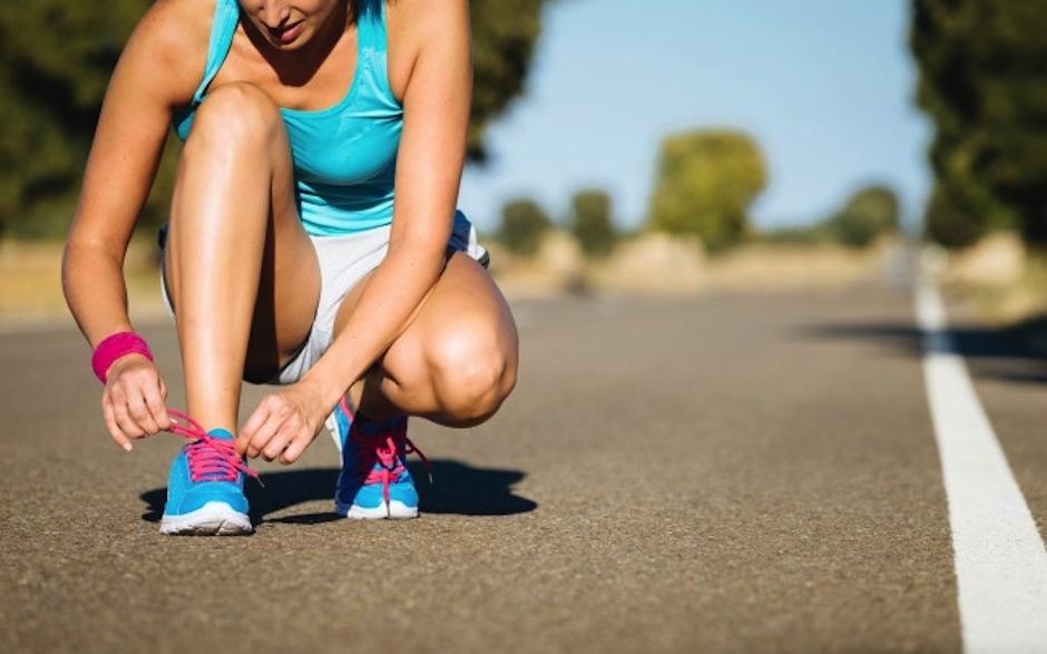 ¿Sabías que la forma de atarte las cintas de los tenis afecta a tus pies? (Foto: vitonica.com)