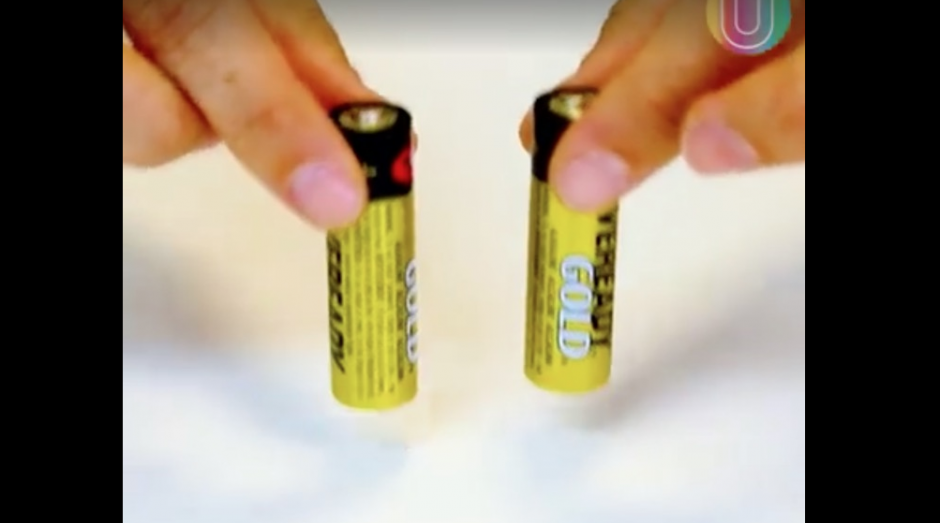 Sosten las bater&iacute;as al aire sobre una superficie plana. (Foto: Upsocl)