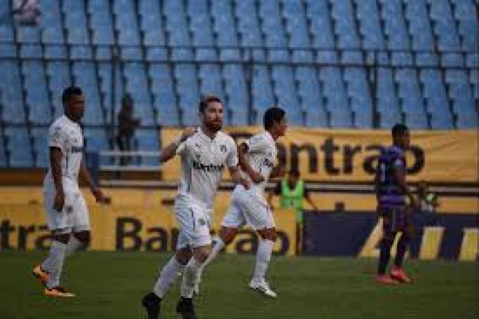 Jean M&aacute;rquez anot&oacute; los dos goles de Comunicaciones frente al campe&oacute;n Antigua. (Foto: Nuestro Diario)