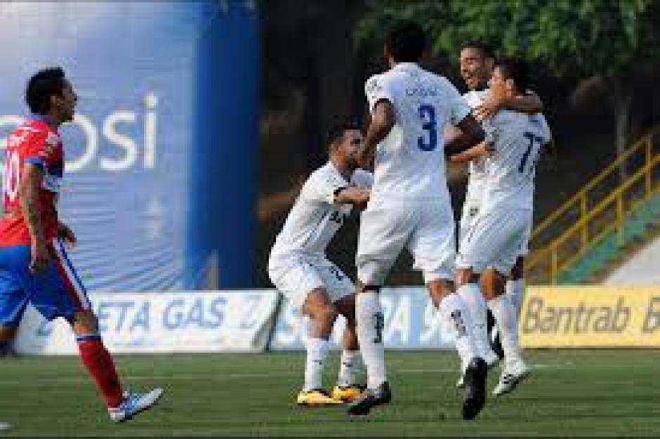 Los cremas ganaron su tercer partido consecutivo y luchan por su lugar en la fase final del Clausura 2016.  (Foto: Orlando Chile/Nuestro Diario)