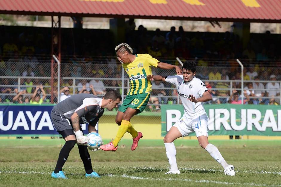 Los "pecho amarillo" intentaron por todos los medios vulnerar la porter&iacute;a de los albos.  (Foto: Nuestro Diario)