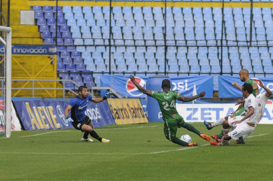 En la portería de Comunicaciones figuró Juan José Paredes luego de dos meses y quince días sin jugar. Fue clave para los tres puntos de los albos. (Foto: Orlando Chile/Nuestro Diario)