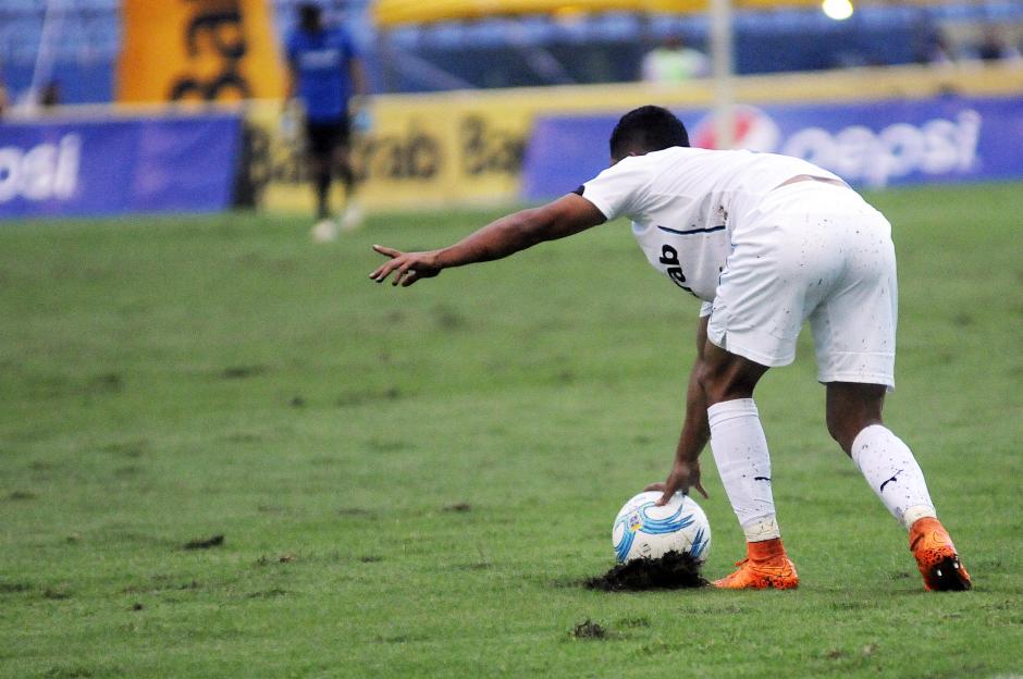 El desgaste de la gramilla del Mateo Flores fue notorio, tras el juego entre Comunicaciones y Antigua del mi&eacute;rcoles pasado. (Foto: Orlando Chile/Nuestro Diario)