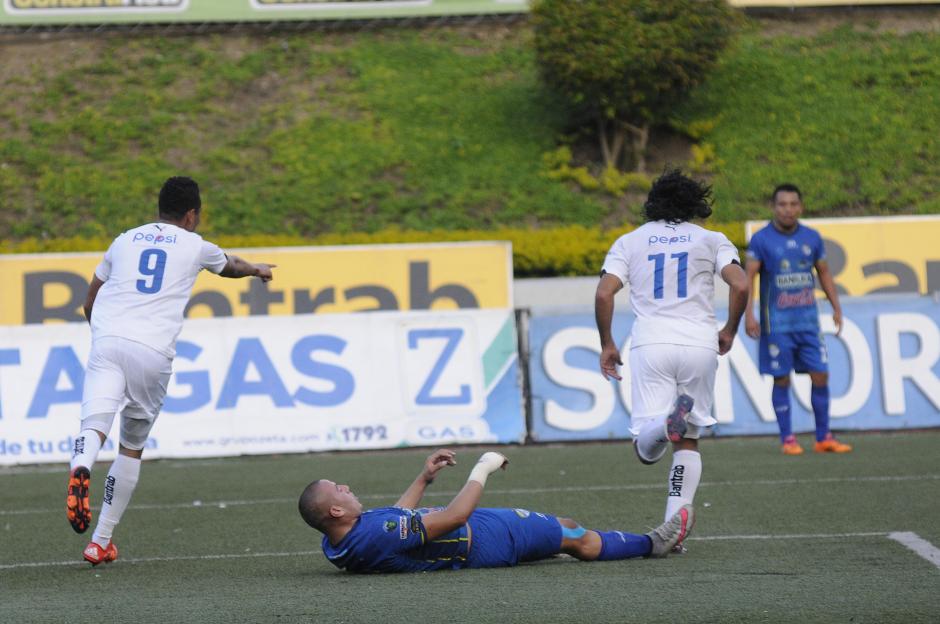 El paname&ntilde;o Rolando Manrique Blackburn (9) anot&oacute; doblete ante Cob&aacute;n, en el estadio Cementos Progreso. (Foto: Nuestro Diario)