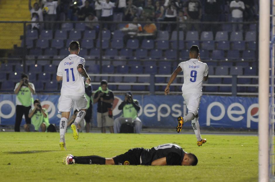 El paname&ntilde;o, Rolando Manrique Blackburn, defini&oacute; de cabeza el &uacute;nico tanto de Comunicaciones. (Foto: Orlando Chile/Nuestro Diario)