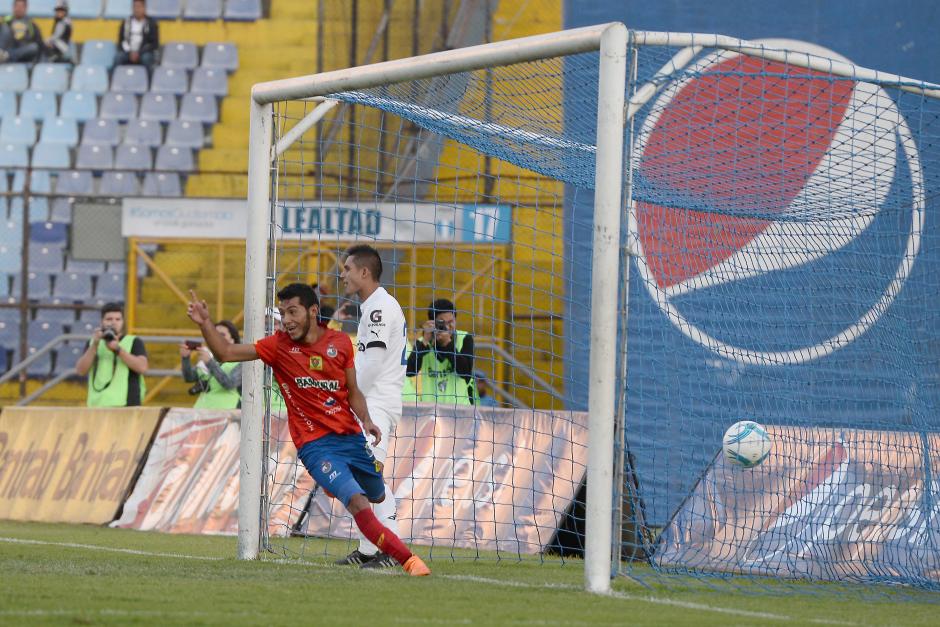 Cristian Jim&eacute;nez al momento de anotar ante Comunicaciones. (Foto: Nuestro Diario)