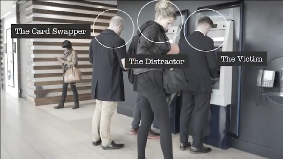 En la escena est&aacute; el intercambiador de tarjetas, el distractor y la v&iacute;ctima. (Foto: Tomado de YouTube)