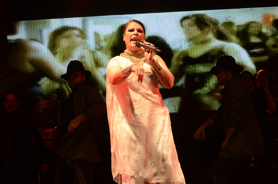 Olga Ta&ntilde;&oacute;n no dej&oacute; que nadie se sentara con su contagiosa m&uacute;sica bailable. (Foto: Nuestro Diario)