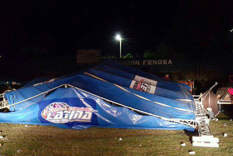 Un concierto evang&eacute;lico termin&oacute; en tragedia luego que el escenario se desplomara. (Foto: Bomberos Municipales Departamentales)